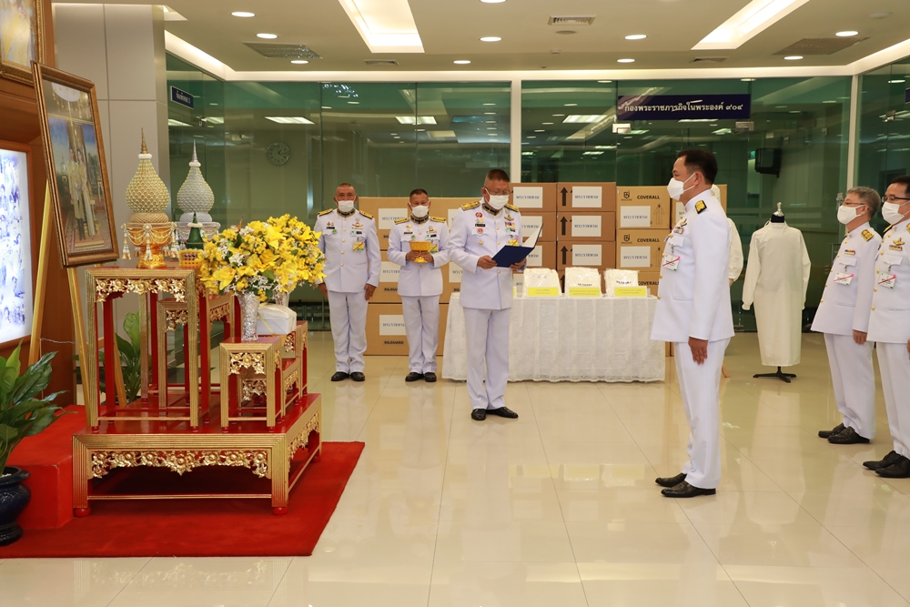 ในหลวงพระราชทานรถยนต์เอกซเรย์เคลื่อนที่ และอุปกรณ์ทางการแพทย์ เพื่อรับมือกับสถานการณ์การแพร่ระบาดของโรคโควิด-19 ระลอกใหม่ 