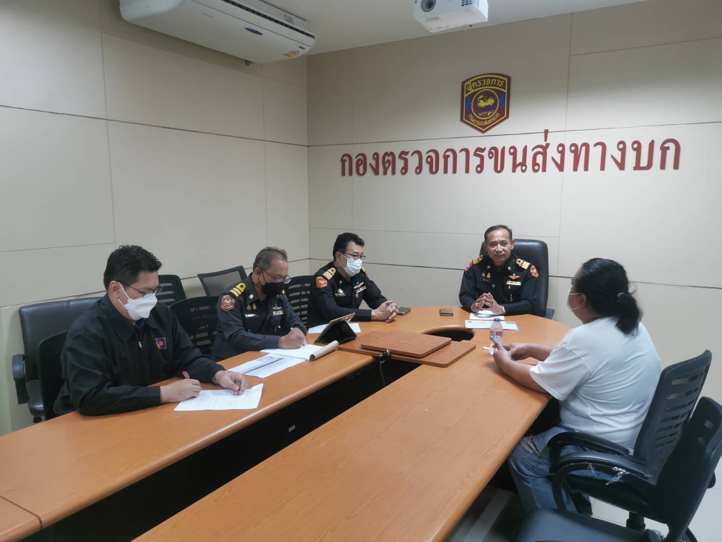 "ขนส่งฯ" ฟันแท็กซี่เก็บค่าถุงกอล์ฟเพิ่มจากค่ารถ ปรับเงิน 2,000 บาท 