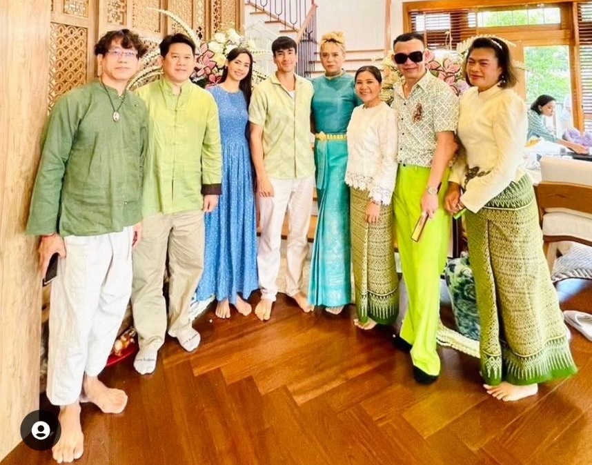สุดอบอุ่น! “แม่แก้ว” เปิดภาพ “ญาญ่า” ร่วมทำบุญขึ้นบ้านใหม่ “ณเดชน์”