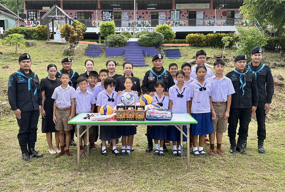 ทหารพราน 21 พบปะนักเรียนหนองคาย มอบอุปกรณ์กีฬา สร้างเยาวชนห่างไกลยาเสพติด 