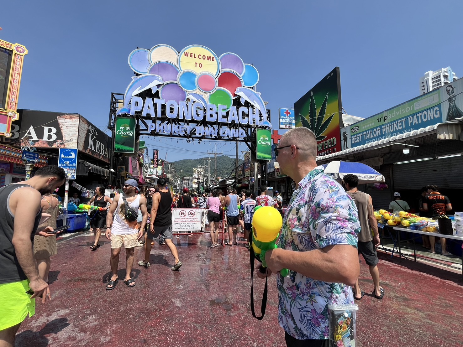 คลายร้อนกันเเล้ว! สงกรานต์ภูเก็ต ซอยบางลา หาดป่าตอง นทท.เริ่มออกเล่นน้ำ ทำร้านขายปืนฉีดน้ำคึกคัก