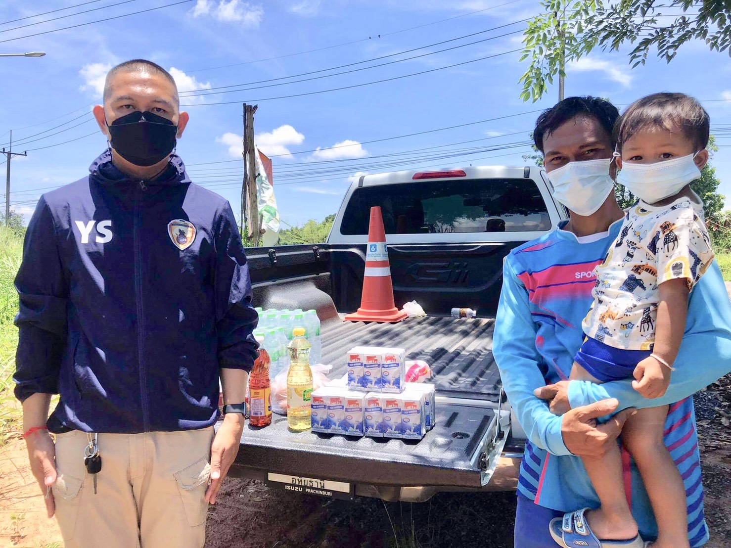 ตำรวจศรีมหาโพธิ์ชื่นชมน้ำใจเด็กนักเรียนจิตอาสาช่วยสามีภรรยาเดือดร้อนโควิดหนักวอนขอนมให้ลูกวัย 2 ขวบ 