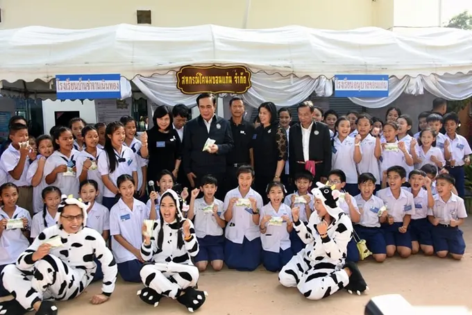 นายกฯ ลงพื้นที่เยี่ยมชมสหกรณ์โคนมขอนแก่น จำกัด พร้อมมอบทุนสร้างธนาคารโคนมทดแทนฝูง 4.95 ล้าน