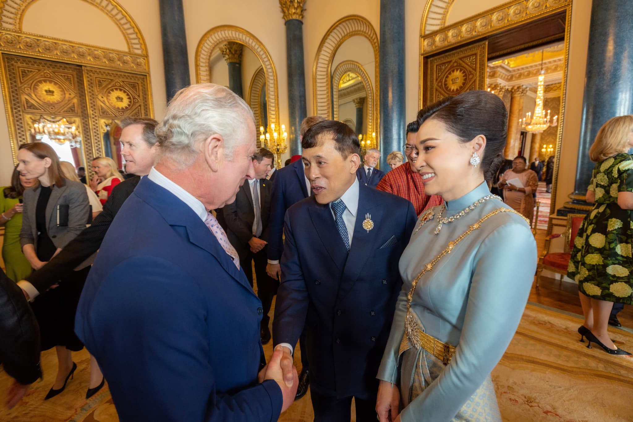 "ในหลวง-พระราชินี" เสด็จฯ ร่วมงานเลี้ยงรับรองพระประมุข ในการพระราชพิธีบรมราชาภิเษกของสมเด็จพระเจ้าชาร์ลที่ 3 - สมเด็จพระราชินีคามิลล่า 