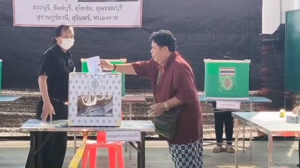 สระบุรีคึกคัก! ประชาชนแห่ใช้สิทธิเลือกตั้งล่วงหน้า ทั้งใน–นอกเขต ต่อแถวยาวตั้งแต่เช้า
