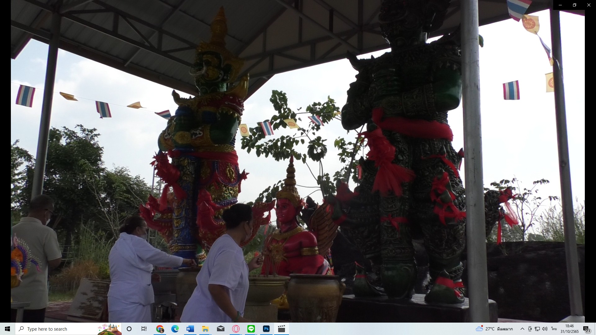 คอหวยแห่ไหว้'ท้าวเวสสุวรรณ'แน่นวัดหลวงปู่โชคก่อนวันหวยออกได้เลขเด็ดหางประทัด 05,818