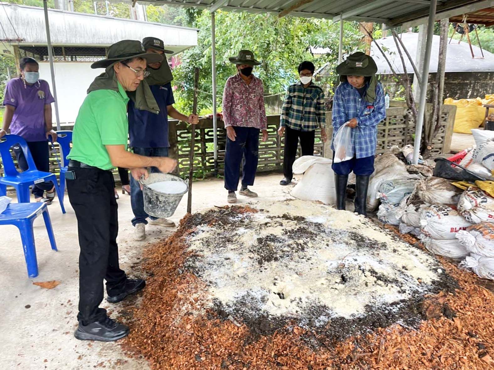 เกษตรฯสามร้อยยอด ถ่ายทอดการผลิตปุ๋ยหมักและวัตถุดิบจากเปลือกมะพร้าวผสมเป็นดินปลูกพืช