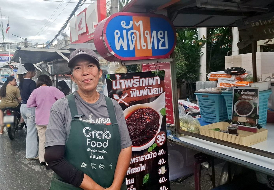 ข้าวผัดรถไฟสูตรโบราณกว่า 10 ปี เมนูหายากกลางเมืองสิงห์บุรี คนต่อคิวแน่นทุกวัน