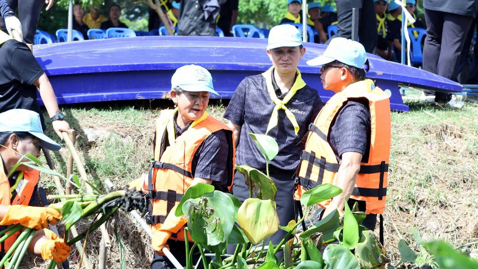 ทม.ลำปลายมาศ จัดจิตอาสาพัฒนา “ลำห้วยขี้หนู” กำจัดผักตบชวาเฉลิมพระเกียรติ ร.10