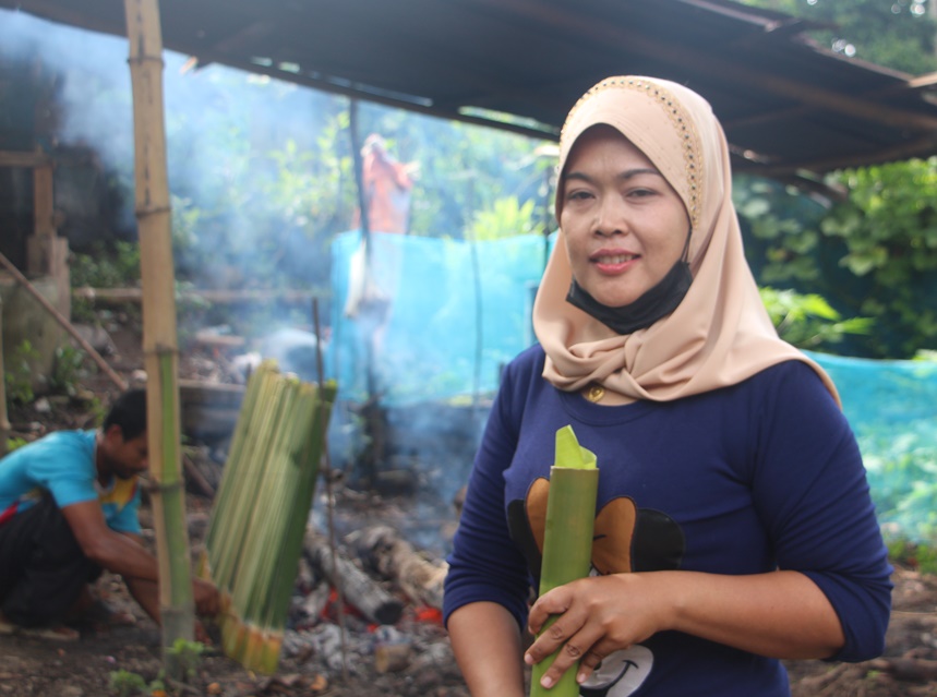   'ข้าวหลามบาซูก้า' อีกหนึ่งอัตลักษณ์ชาวมุสลิม อ.เบตง รับวันฮารีรายอ