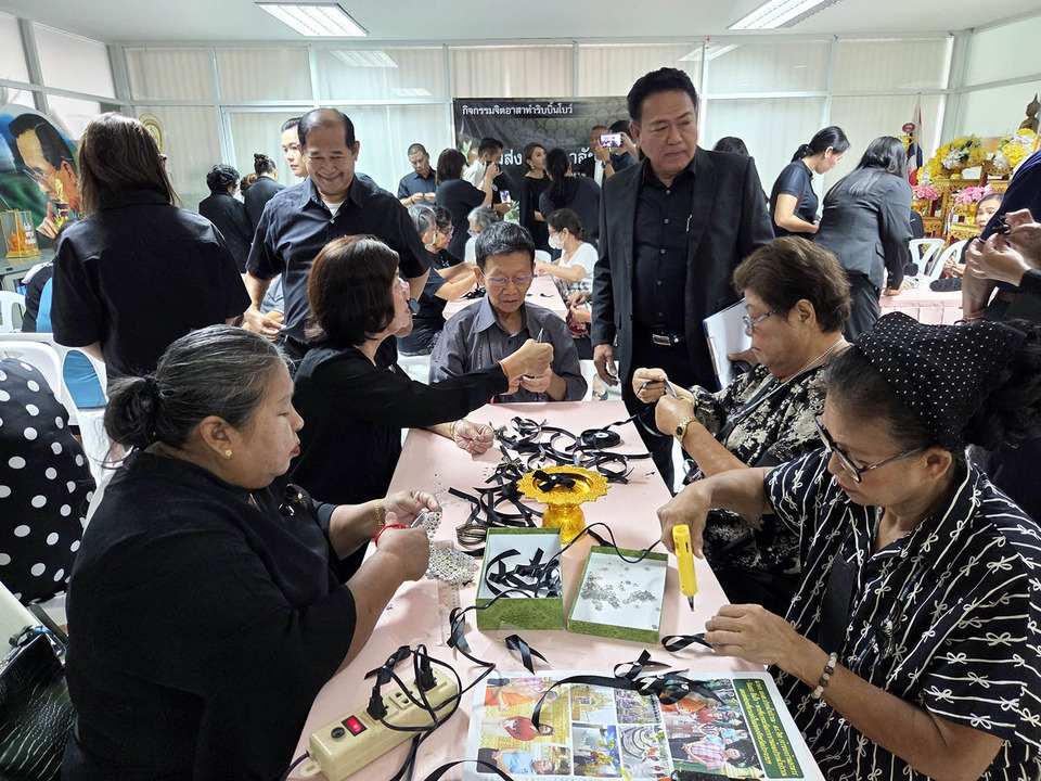 เทศบาลหัวหินแจกโบว์ริบบิ้นดำ 9,300 ชิ้น ให้ประชาชนน้อมรำลึก “พระพันปีหลวง”