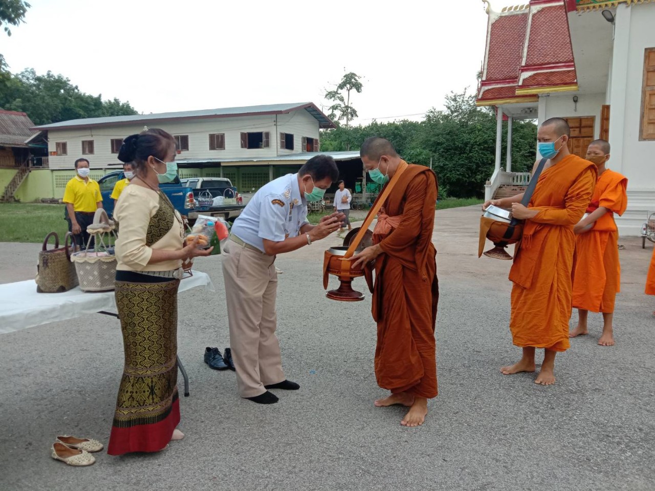 นายอำเภอศรีสงคราม  ทำบุญตักบาตรตามโครงการนายอำเภอชวนทำบุญวันพระ  ในช่วงเข้าพรรษา