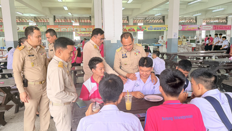 นายอำเภอเบตง ลุยตรวจความปลอดภัยโรงเรียน เฝ้าระวังบุคคลเสี่ยง ป้องกันเหตุลอกเลียนแบบ