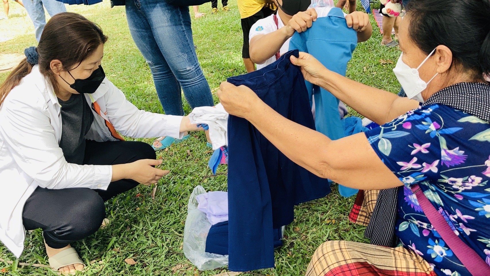 ตลาดแบ่งปัน สิ่งดี ๆ ของหัวอกผู้เป็นพ่อแม่… กลุ่มพ่อแม่นำเสื้อผ้าของใช้เก่าบุตรหลานรวมกลุ่มแบ่งปันฟรี ‼️ ก่อนเปิดเทอม ลดภาระผู้ปกครอง