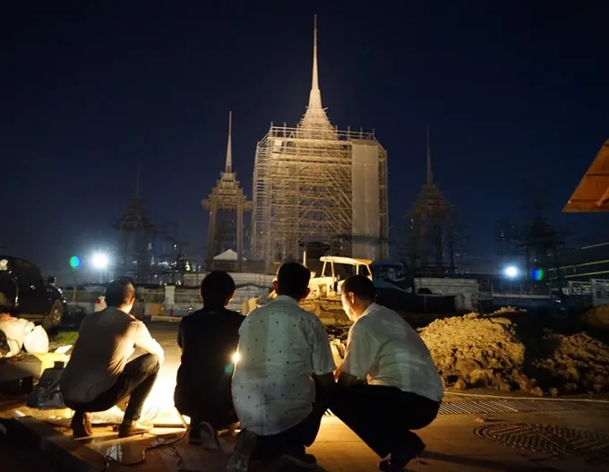 นำผ้าทองย่นทดสอบแสงไฟส่ององค์พระเมรุมาศ