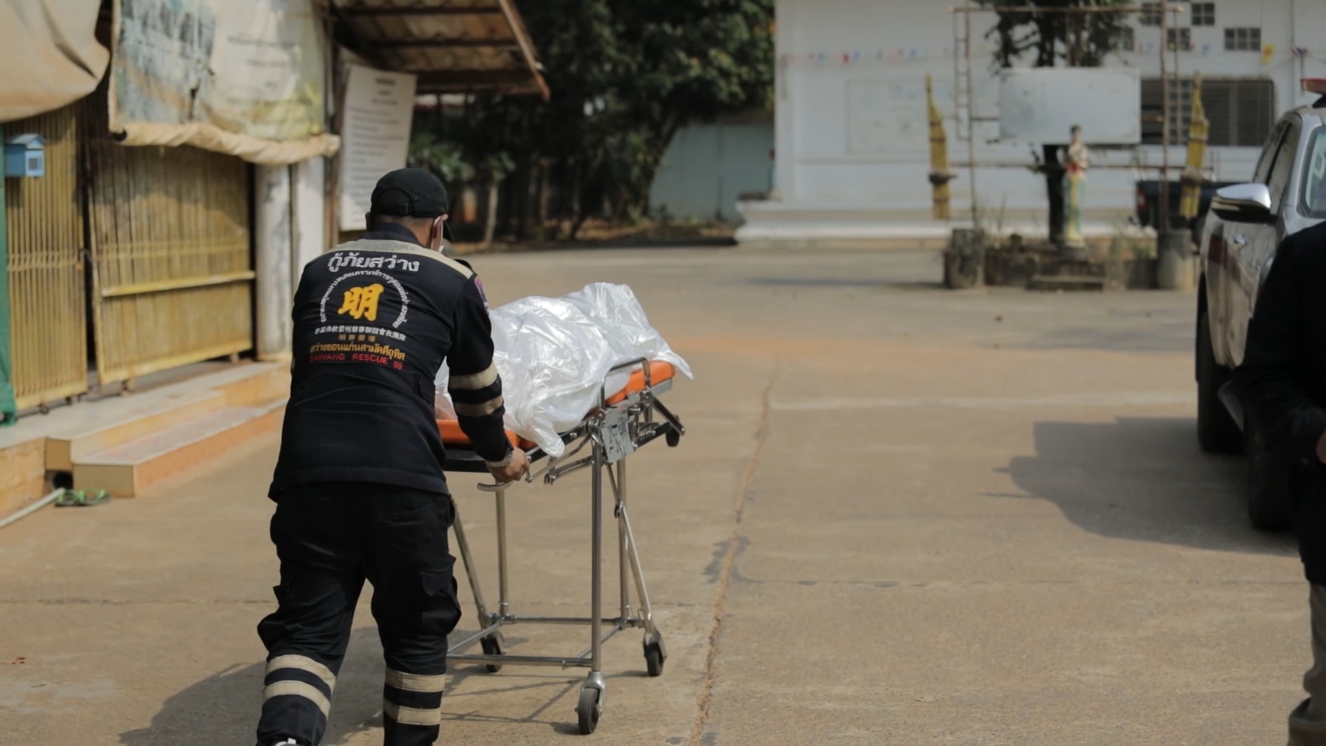 ชาวบ้านเศร้าตั้งศพเจ้าอาวาสวัดหลังถูกมือมีดคลั่งยาแทงเสียชีวิตคาวัดญาติจี้จนท.เอาคนผิดมาลงโทษถึงที่สุด