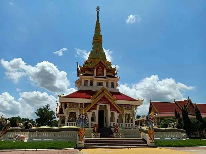 นักท่องเที่ยวถือช่วงวันหยุดพาครอบครัวทำบุญไหว้พระเพื่อเป็นสิริมงคล
