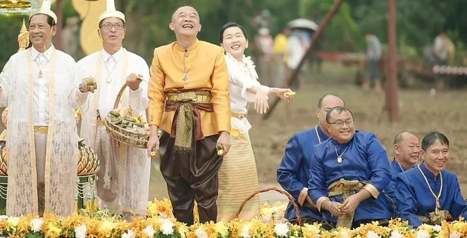 สุดยิ่งใหญ่! ประชาชนหลั่งไหลร่วมพิธี “อุ้มพระดำน้ำ” ประเพณีหนึ่งเดียวในโลก