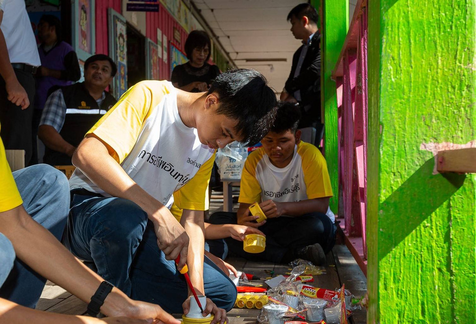 อาชีวะอินทร์บุรี-สิงห์อาสา ลงพื้นที่ซ่อมโรงเรียน ฟื้นภัยพิบัติน้ำท่วม มอบของขวัญปีใหม่ให้นักเรียนสิงห์บุรี