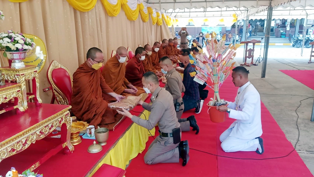 สภ.เมืองร้อยเอ็ด จัดพิธีทอดผ้าป่าสามัคคี สมทบทุนบูรณะซ่อมแซมอาคารที่จอดรถสายตรวจ-จัดหาคอมพิวเตอร์ประจำสำนักงาน 