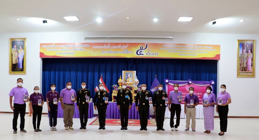 ผบ.พล.ร.15 เป็นประธานพิธีรับมอบข้าวสารพระราชทาน ช่วยพี่น้องประชาชนที่ประสบภัยพิบัติ