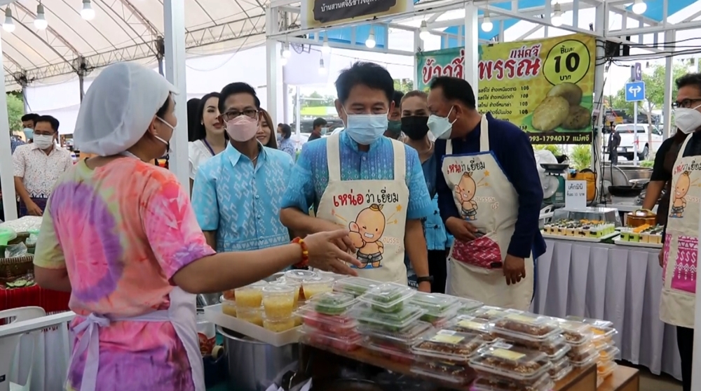 พ่อเมืองสุพรรณฯ เปิดงานพัฒนาชุมชนท่องเที่ยวโอทอปวิถีคนเมืองเหน่อ