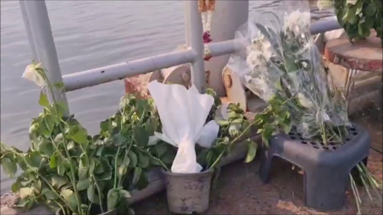 ร่วมอาลัย!! แฟนคลับ 'แตงโม' ขับรถจาก "ชลบุรี" นำดอกมะลิ-กุหลาบ-ดาวเรืองวางหัวโป๊ะเรือจุดเกิดเหตุ