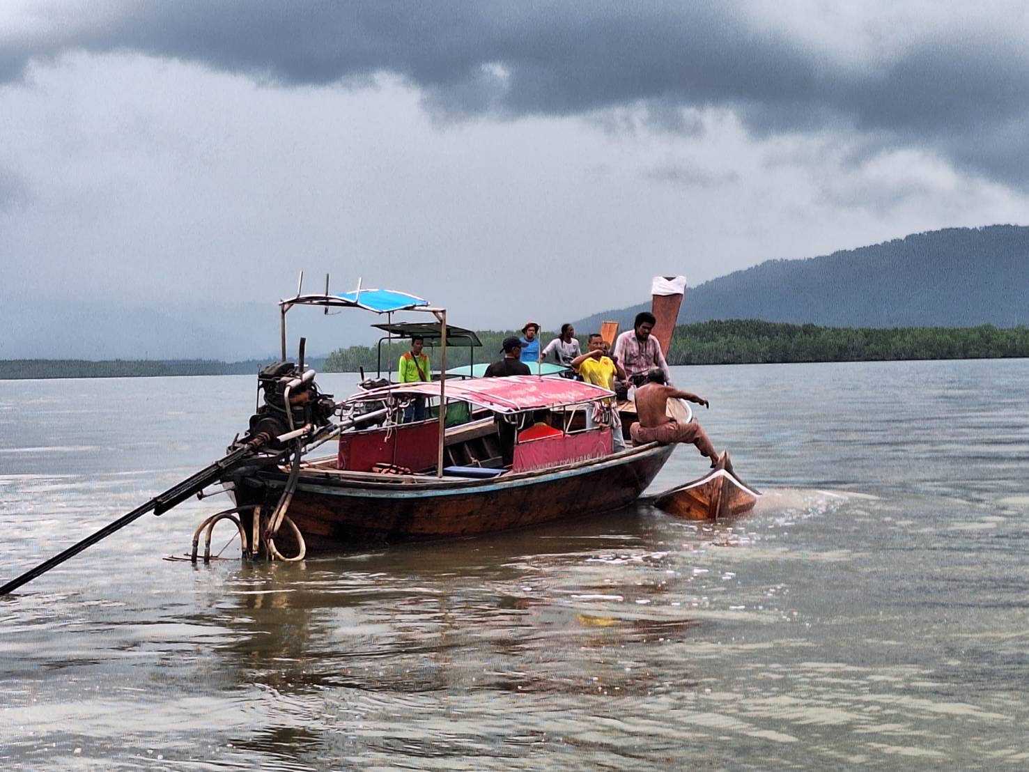 ด่วน!!! เรือหัวโทงนำต่างชาติเที่ยวอ่าวพังงาล่มใกล้เกาะปันหยี 