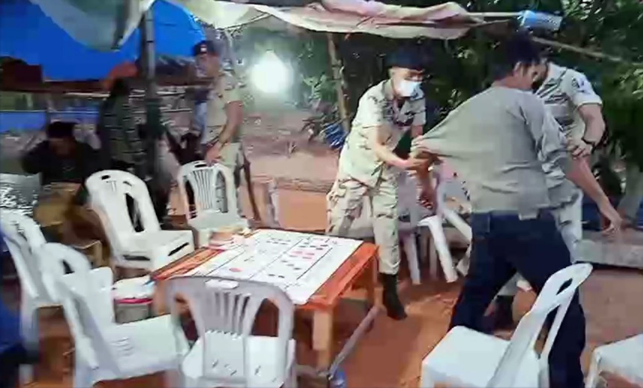 ผู้ว่าฯบึงกาฬสั่งรวบนักพนันไฮโลแอบเล่นในสวนยางฝ่าฝืน พรก.ฉุกเฉิน