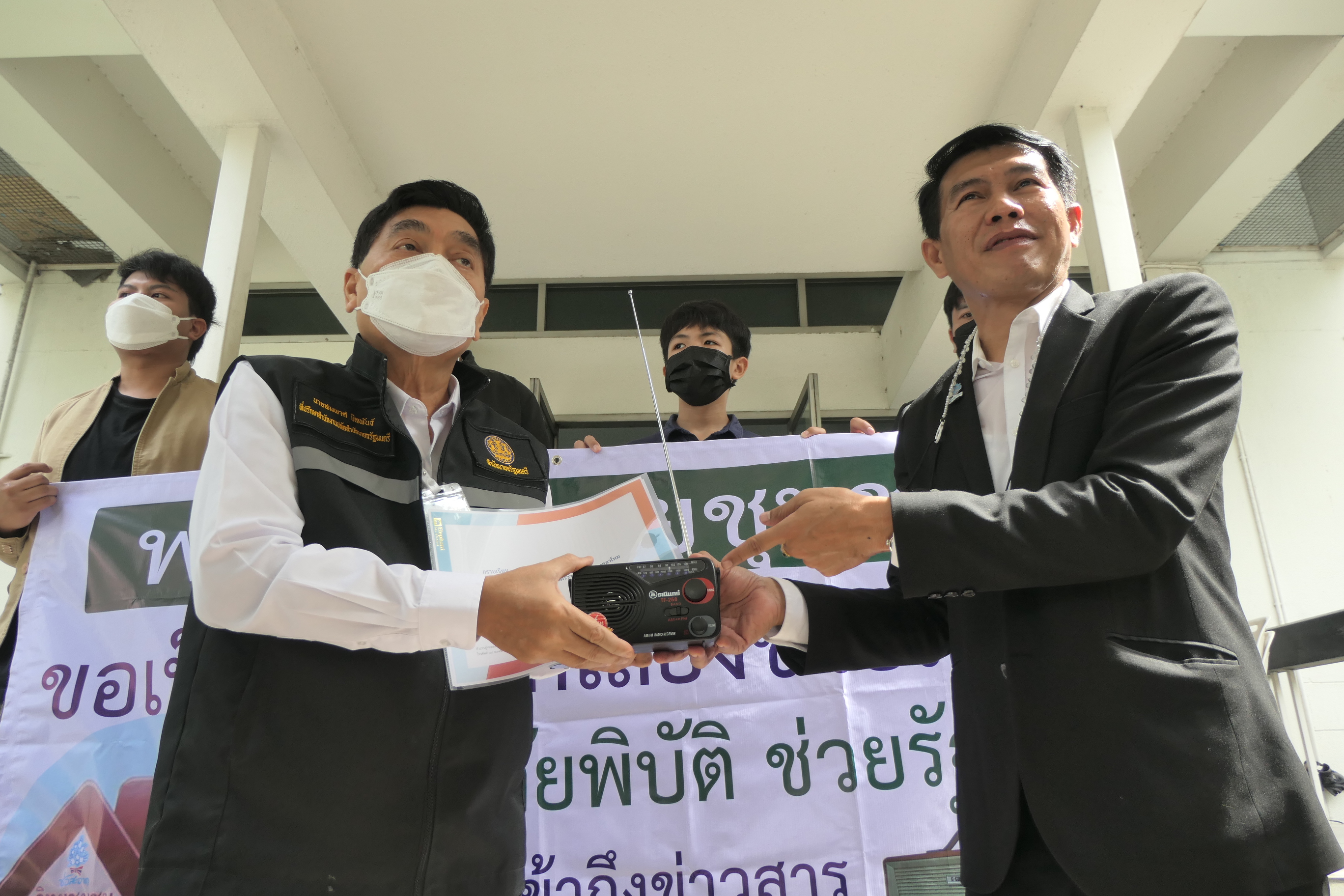 'ดีเจ.วิทยุชุมชน' แห่ให้กำลังใจ 'บิ๊กตู่' หลังโดนแซะย้อนยุค แนะให้ชาวบ้านใช้วิทยุทรานซิสเตอร์ฟังน้ำท่วม
