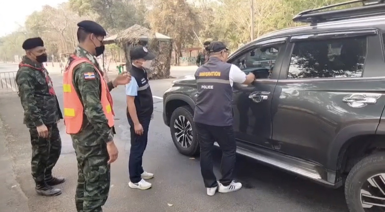  ตม.สุรินทร์-ทหารรวบชาวกัมพูชา20รายระหว่างเดินทางกลับประเทศหลังถูกนายจ้างลอยแพไม่จ้างต่อ