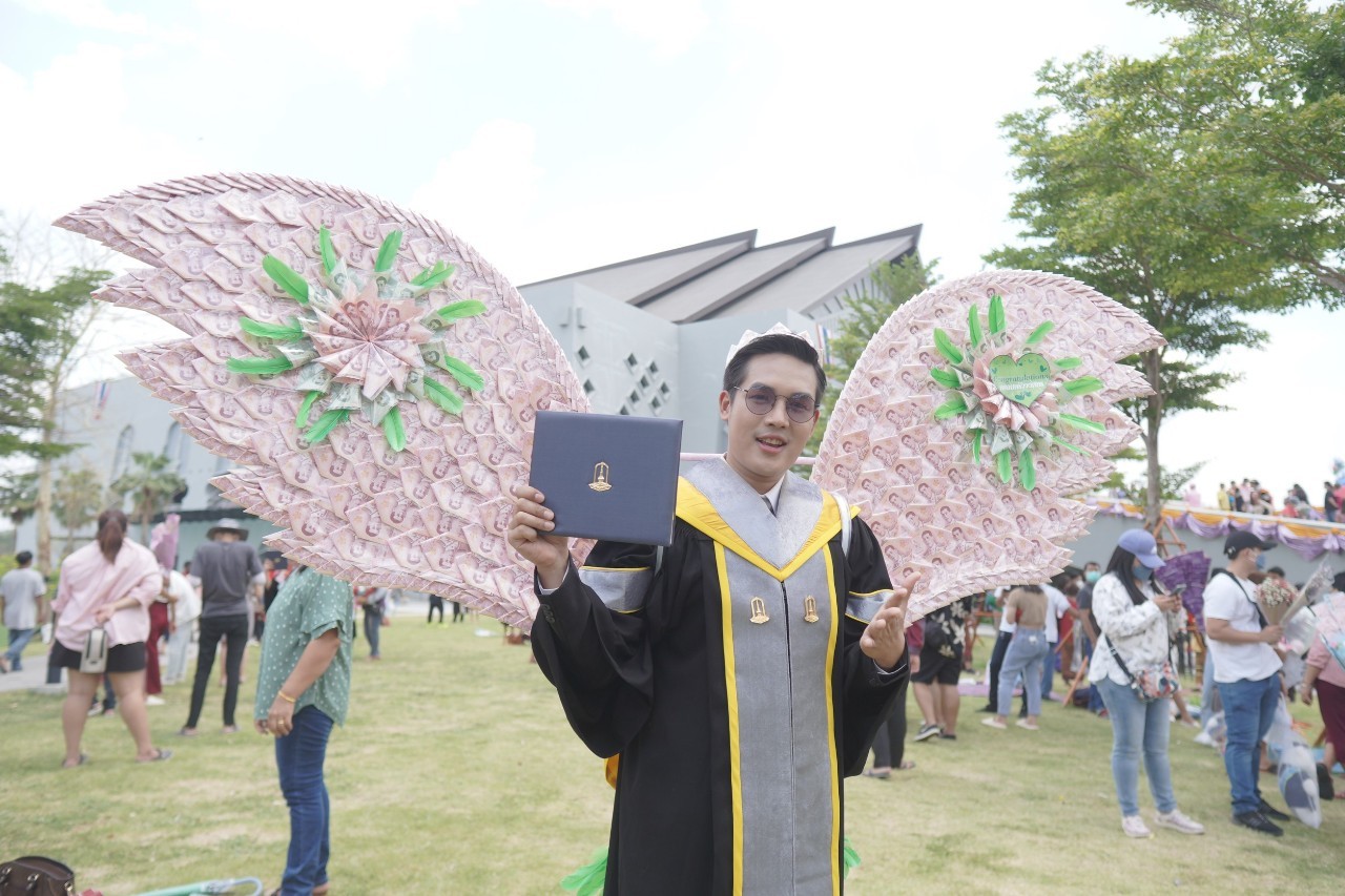 สุดปลื้ม “ลำเพลิน” รับปริญญาใบแรกของตระกูล เสียใจ “คุณตา” ไม่ได้อยู่เห็นความสำเร็จ