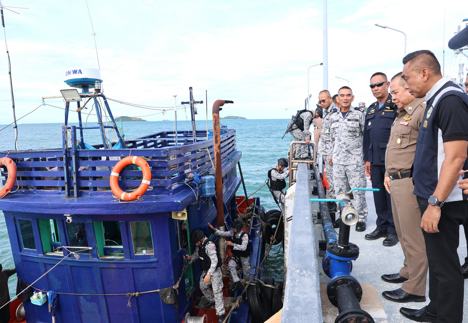 สรรพสามิต ร่วมกับ ทัพเรือภาคที่ 1 จับกุมเรือบรรทุกน้ำมันผิดกฎหมาย ยึดน้ำมันดีเซล 60,000 ลิตร ค่าปรับกว่า 3.61 ล.