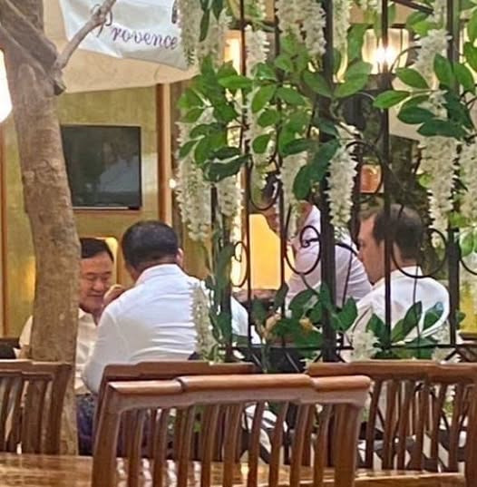 ระวัง จะย้อนเข้าตัว ! เพจดังโชว์ภาพ "ทักษิณ" เคยนั่งกินข้าว "เบน สมิธ" 