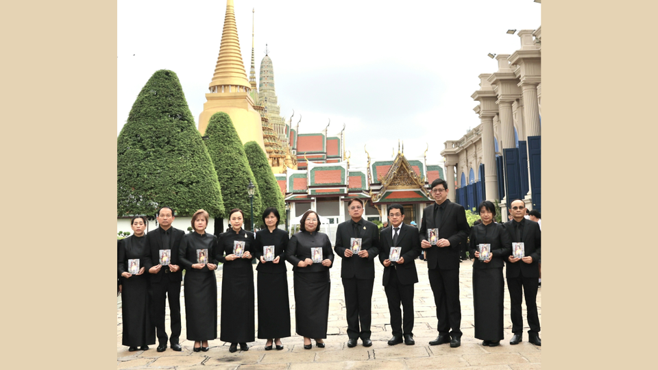 ออมสิน ถวายพวงมาลัย-ลงนามถวายความอาลัย แด่ "พระบรมราชชนนีพันปีหลวง"