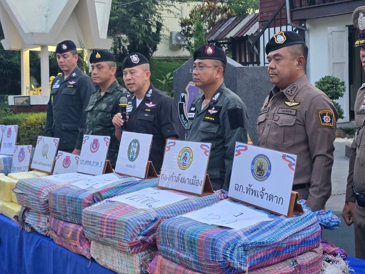 ตชด.ยิงปะทะสนั่นบ้านจะหยี รวบหนุ่มเชียงรายรับจ้างขนยาบ้า ยึด 2.1 ล้านเม็ด จนท.เจ็บ 