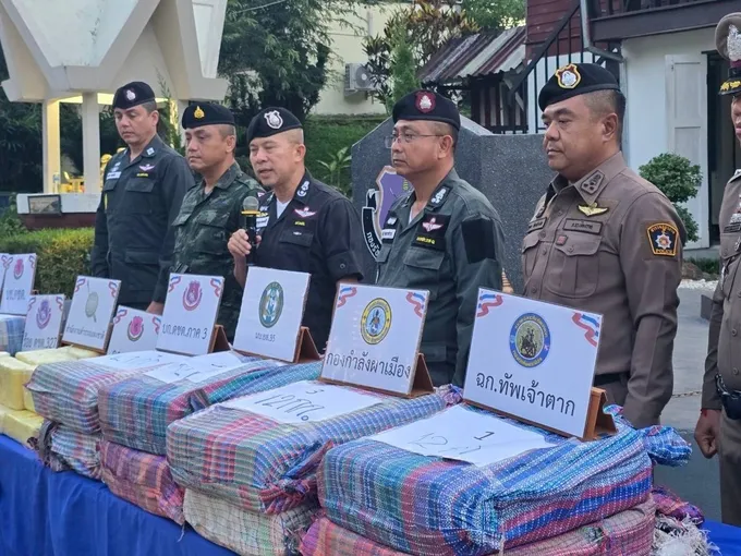 ตชด.ยิงปะทะสนั่นบ้านจะหยี รวบหนุ่มเชียงรายรับจ้างขนยาบ้า ยึด 2.1 ล้านเม็ด จนท.เจ็บ 