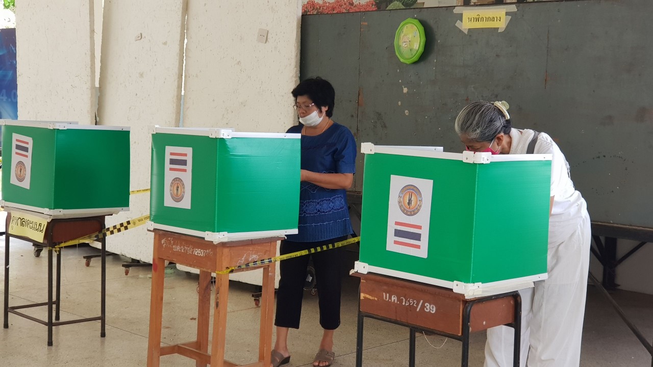 ชัยภูมิเปิดหีบเลือกตั้งนายกฯบ้านค่ายลูกหลานจูงมือยาย88ปีใช้สิทธิ์ ไม่เคยขาด 