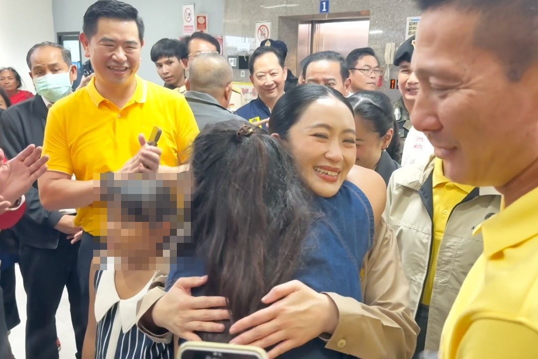 'แพทองธาร'เยี่ยมผู้ได้รับบาดเจ็บจากชายแดนจังหวัดสุรินทร์ที่ศูนย์พักพิงชั่วคราวและโรงพยาบาลสุรินทร์