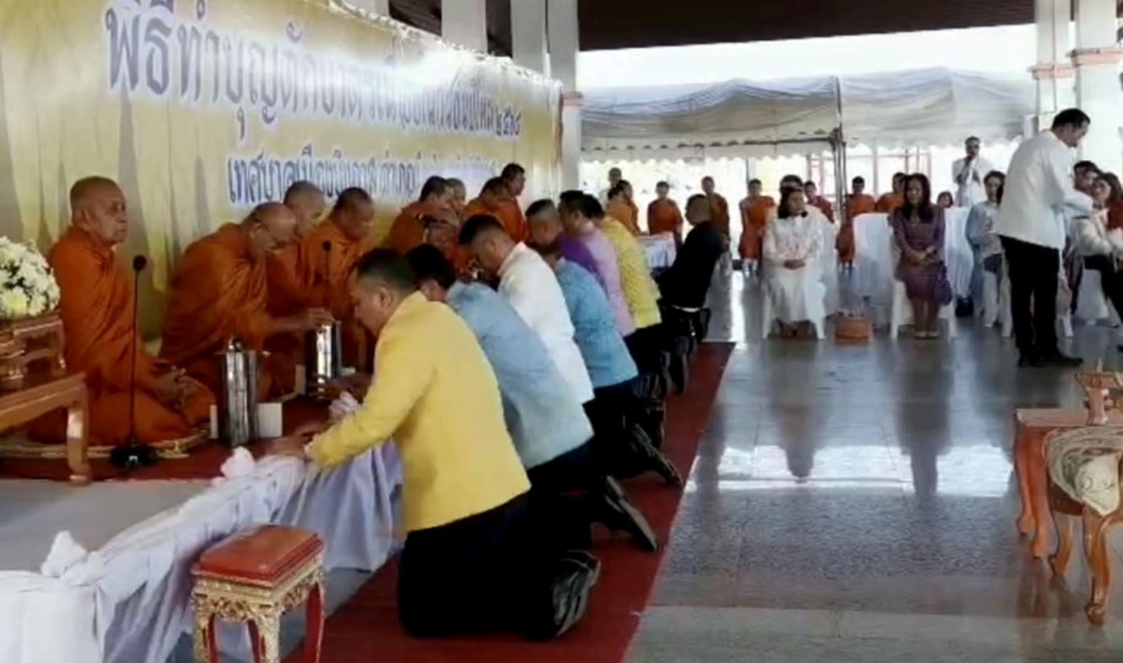 ผู้ว่าฯบึงกาฬนำทำบุญตักบาตรเสริมสิริมงคลเนื่องในวันขึ้นปีใหม่ 2568 