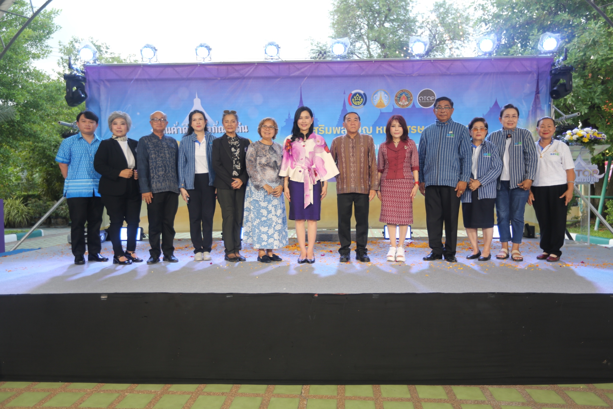 พ่อเมืองนครปฐมเปิดงานนสินค้าดีผลิตภัณฑ์เด่น OTOP ชวนช้อป-ขอพรหลวงพ่อพูล  