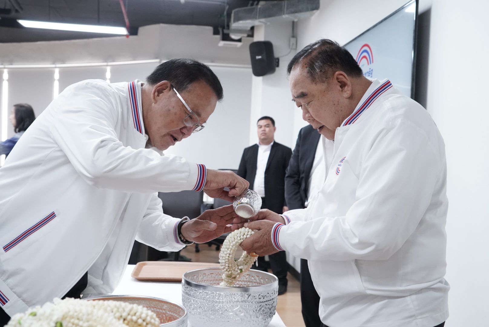 "พปชร."จัดรดน้ำดำหัว "บิ๊กป้อม" พร้อม อวยพรคนไทยกลับบ้านปลอดภัยมีความสุขตลอดปี ก่อนหยอดอย่าลืมเลือกเบอร์ 37