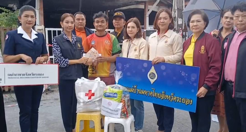 น้ำใจหลั่งไหล! เจ้าของโรงแรม-กาชาดช่วยผู้ประสบเหตุไฟไหม้ระยอง พักฟรี-มอบถุงยังชีพเยียวยา 3 ครอบครัว 