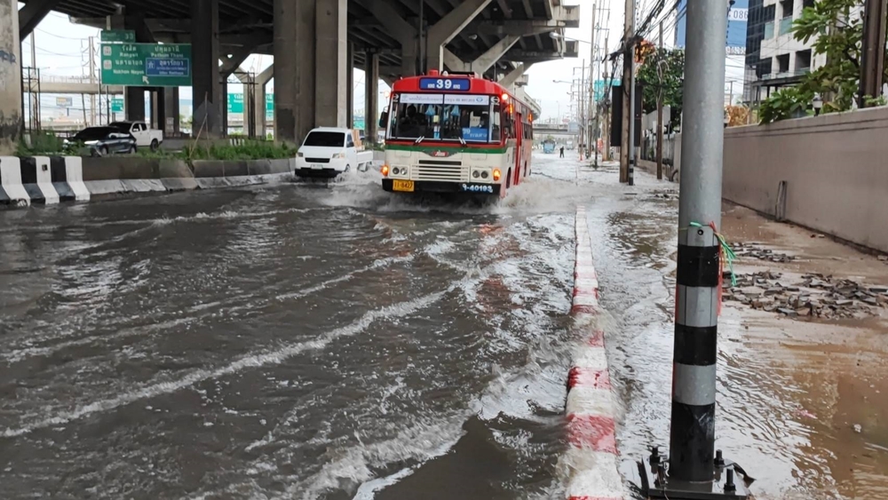 ปทุมธานีน้ำท่วมขังถนนพหลโยธินสูง หลังฝนตกมาตลอดทั้งคืน