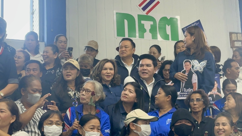 “อนุทิน” บุกกรุงเก่าขึ้นสแตนด์เชียร์จับเบอร์ผู้สมัคร สส.อยุธยา ภท. 5 เขต หวังปักธงยกจังหวัด ก่อนเดินทักทายกองเชียร์ 