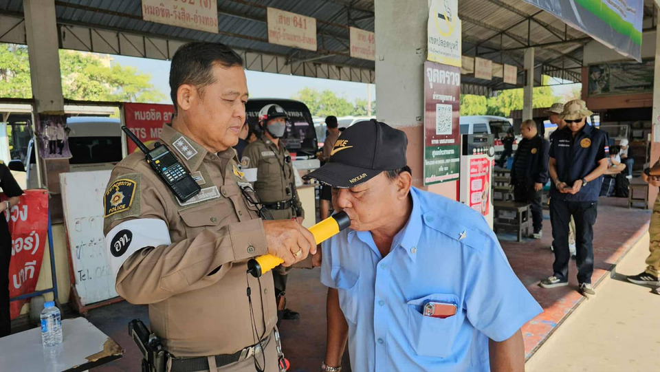 ขนส่งจังหวัดอ่างทองเข้มกฎหมายรถโดยสารและผู้ขับขี่ช่วงเทศกาลปีใหม่