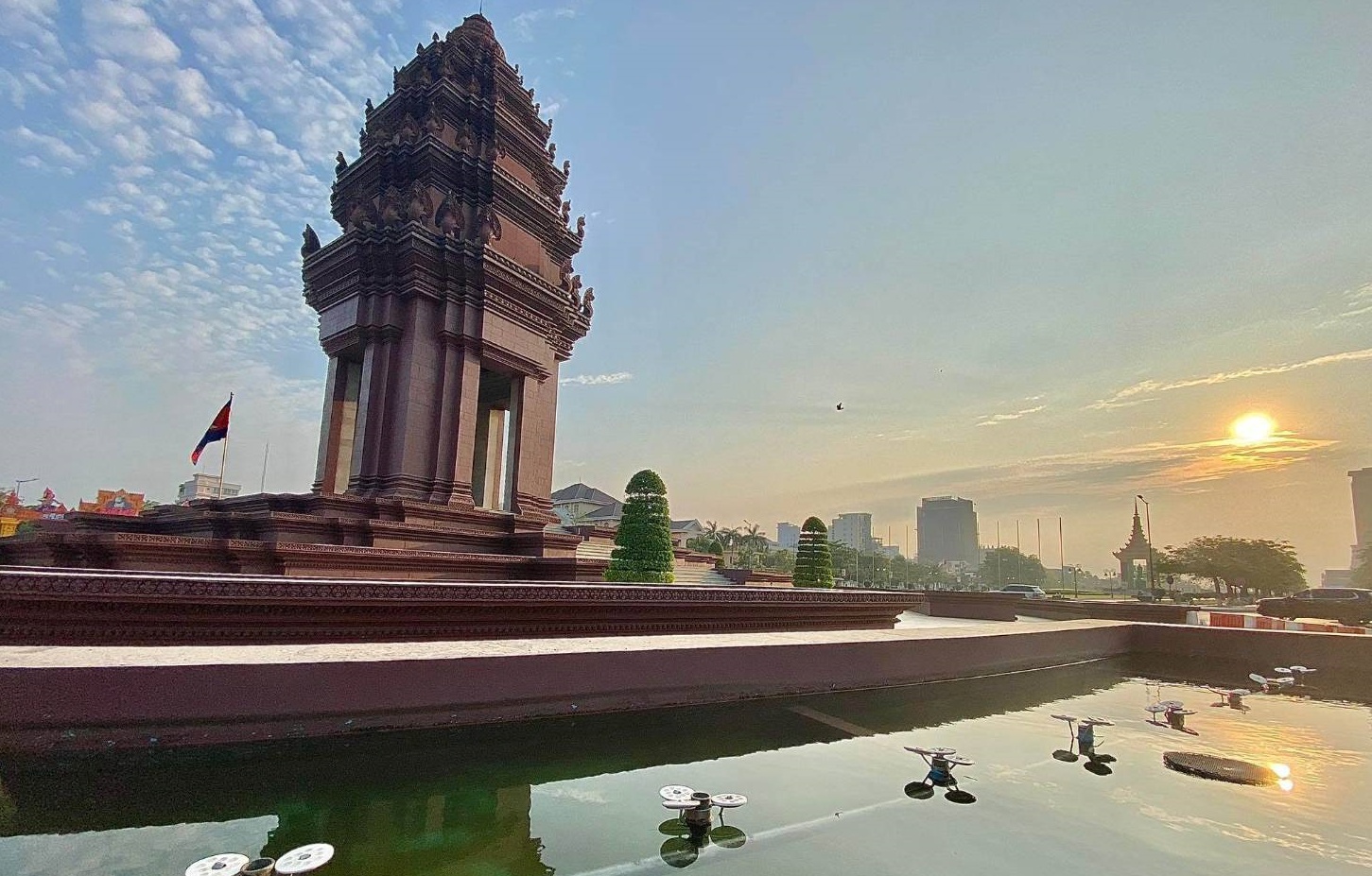 เช้าอรุณจัตุรัสวิมานเอกราช กรุงพนมเปญ ราชอาณาจักรกัมพูชา