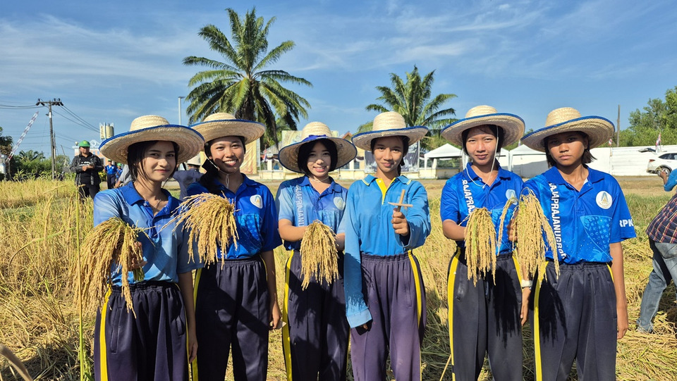 ร.ร.ราชประชานุเคราะห์ 42 สตูล จับมือเกษตรอำเภอ สืบสานทำนา “ข้าวอัลฮัม” ปลูกทักษะชีวิตเยาวชน