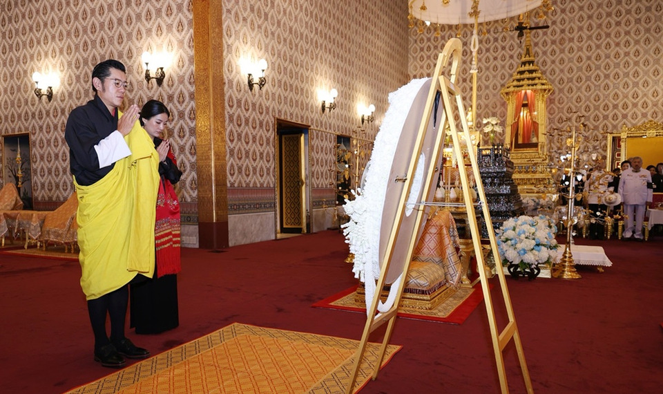 กษัตริย์จิกมี-พระราชินีเจตซุน เสด็จฯ ทรงวางพวงมาลาถวายราชสักการะพระบรมศพ "สมเด็จพระบรมราชชนนีพันปีหลวง"