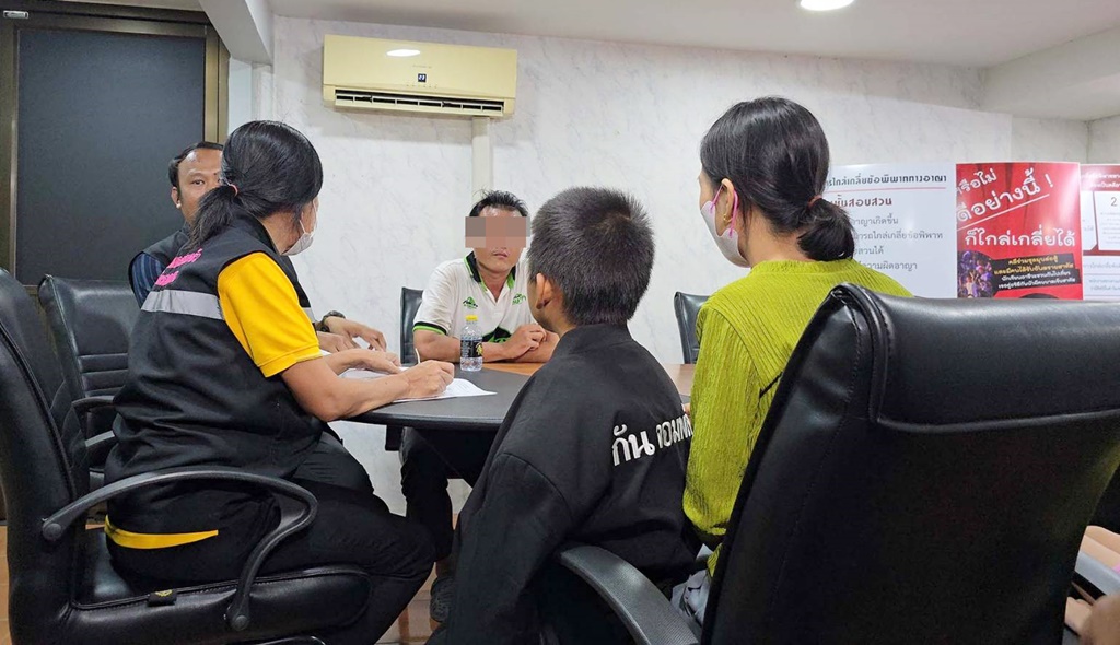 พ่อคลั่งขู่ฆ่าลูก พาน้องเบลพบ “กัน จอมพลัง” และพี่สาวที่โรงพัก อ้างทำไปเพราะประชดแม่เด็ก